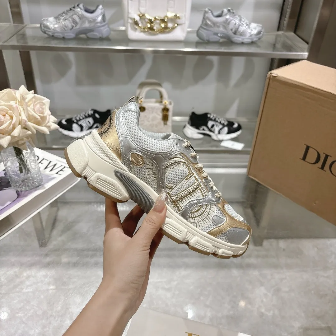 👟👟Ex-factory price 560👟👟 This Dior Chrono sneaker is a new product of the 2024 autumn ready-to-wear series, reinterpreting running shoes with Dior's high-end style. White mesh fabric is paired with nude and silver-toned laminated leather-effect panels, as well as CD logos on the sides, a star patch on the tongue and a Dior logo on the heel. Featuring tri-color laces, a lightweight sole and star embellishments for a casual look all year round. ✅Size: 35-40 ✅Packaging: With counter packaging and Dior outer box